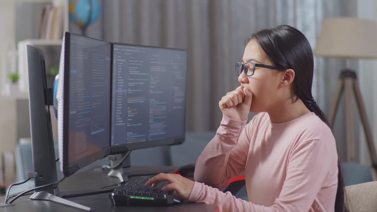 mujer joven programando en un escritorio