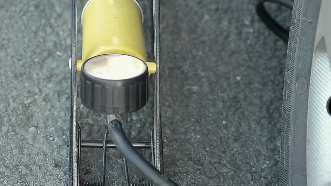 풋 펌프를 사용하여 타이어 채우기