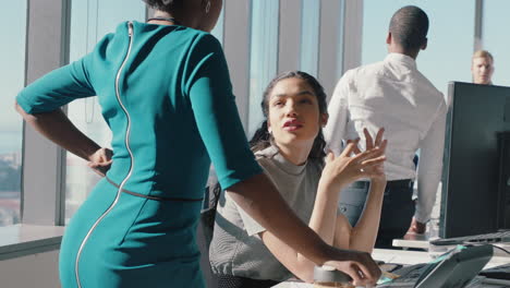 mujer de negocios charlando con el líder del equipo mujer ejecutiva reunión informativa gerente de oficina colegas discutiendo ideas teniendo conversación 4k