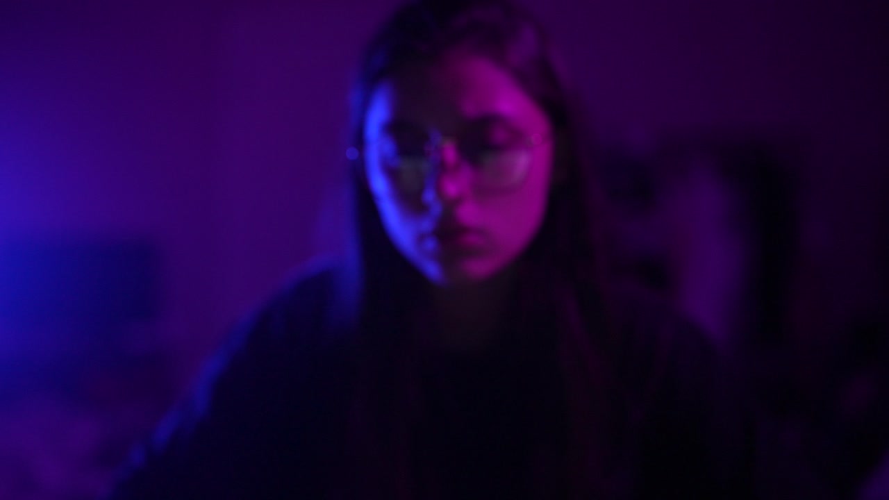 Donna alla luce al neon