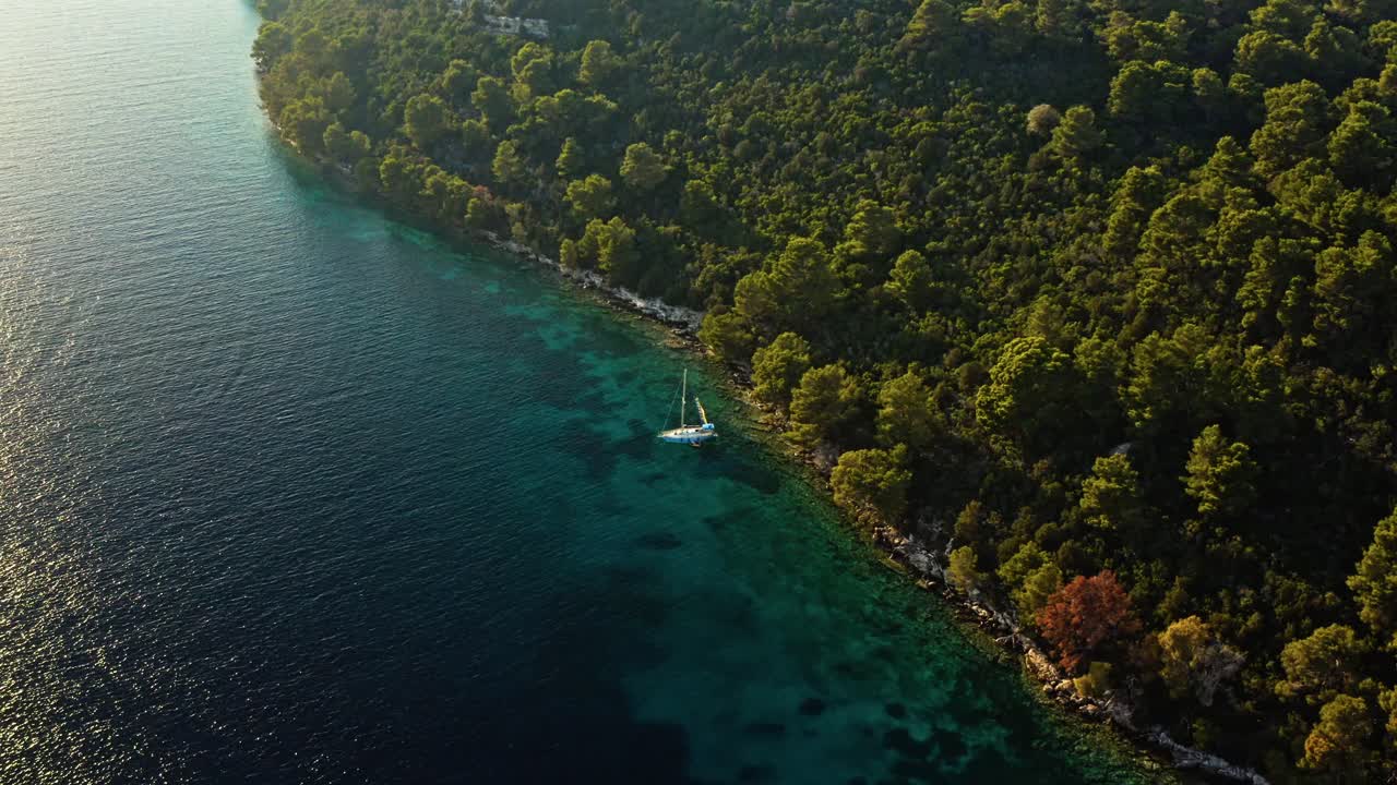 Pohled dronem na zakotvenou loď u rajského ostrova Národního parku Mljet v Chorvatsku