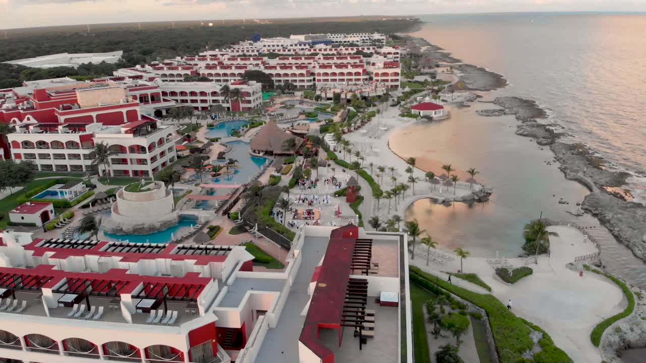 toma de un dron de un resort mexicano al lado de la playa