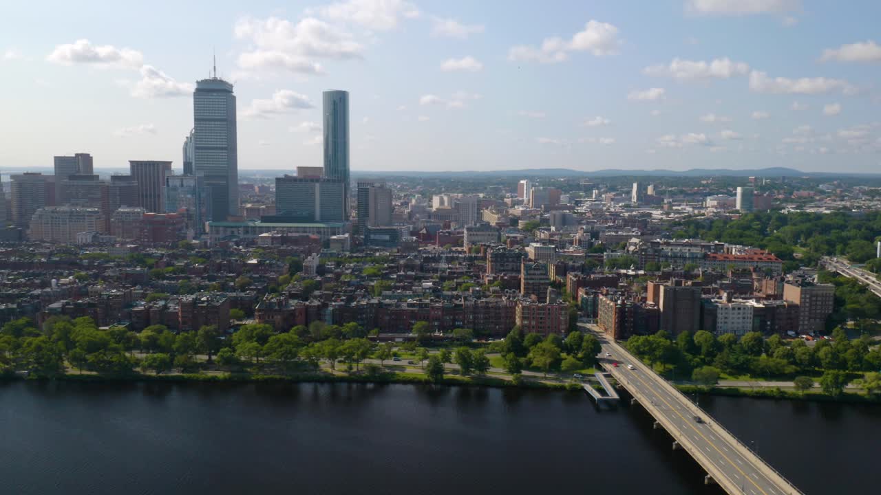 Incredibile time-lapse aereo lungo il fiume Charles di Boston, con Back Bay sullo sfondo