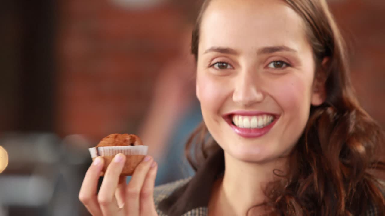 웃는  ⁇ 스터 소녀가 컵케이크  ⁇ 새를 맡고