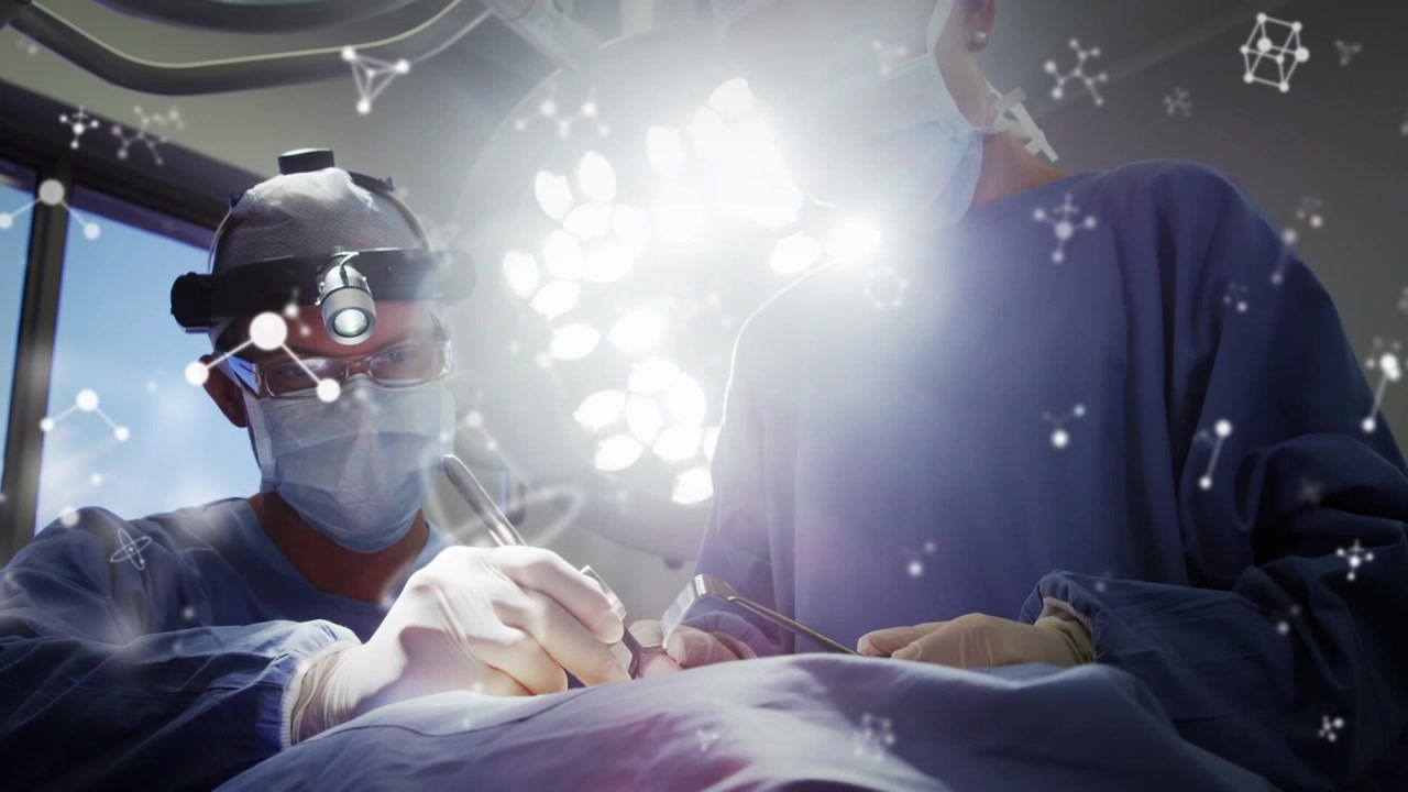 Animation af molekylære strukturer over to kirurger, der opererer en patient på en operationsstue.