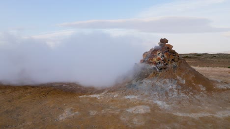 fumarola humeante en el campo geotérmico de namaskard en el norte de islandia