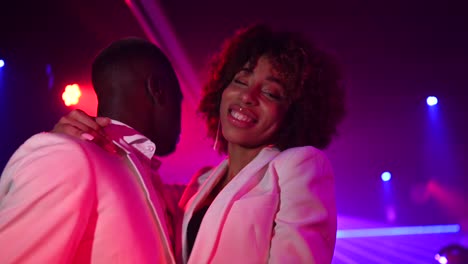 pareja étnica bailando en un club nocturno