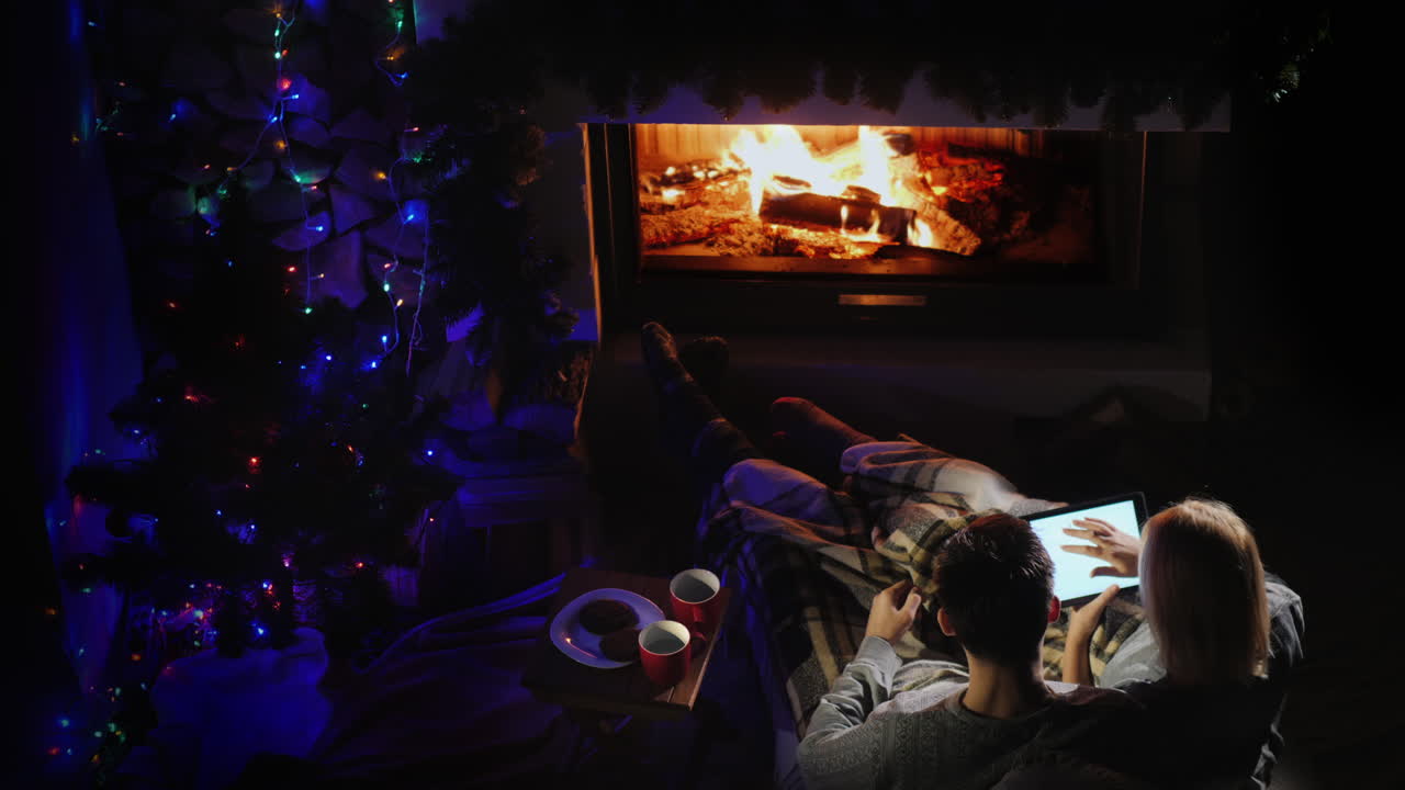 젊은 부부는 벽난로 꼭대기에서 불을 존경한다