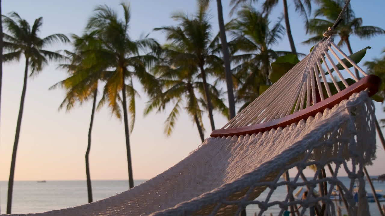 hamaca al atardecer en la playa