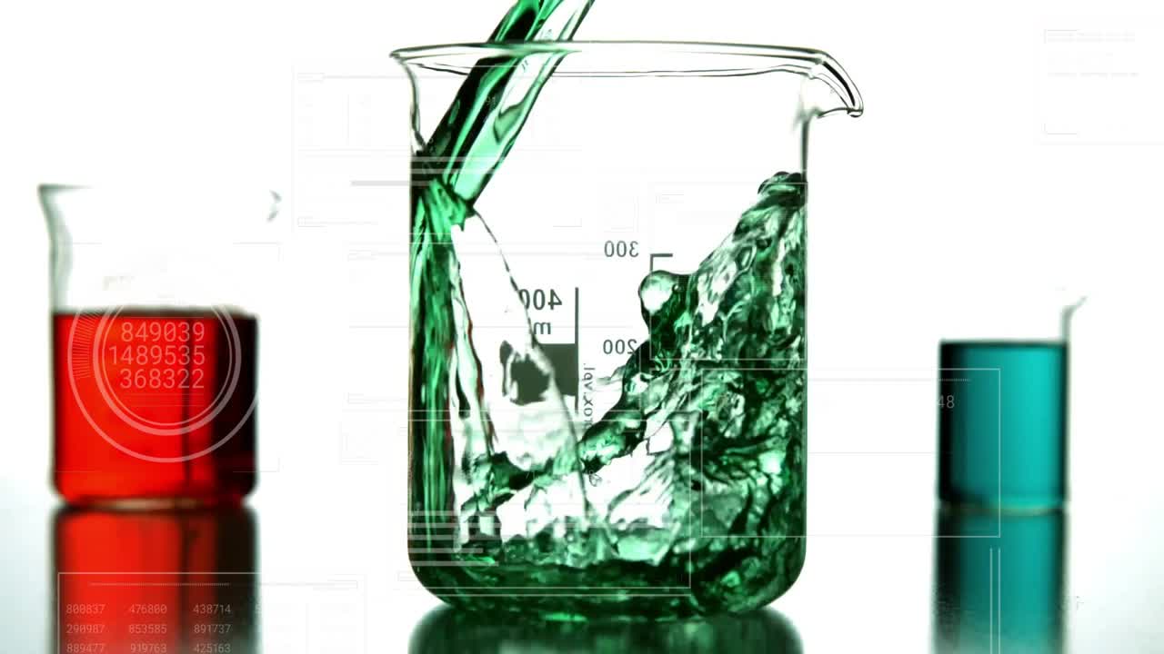 Goccia verde che cade in un becher trasparente centrale, formando un vortice e avviando la miscelazione.