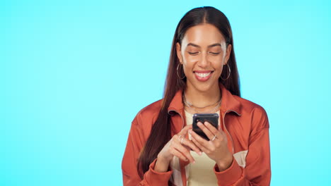 Woman-with-smartphone,-smile