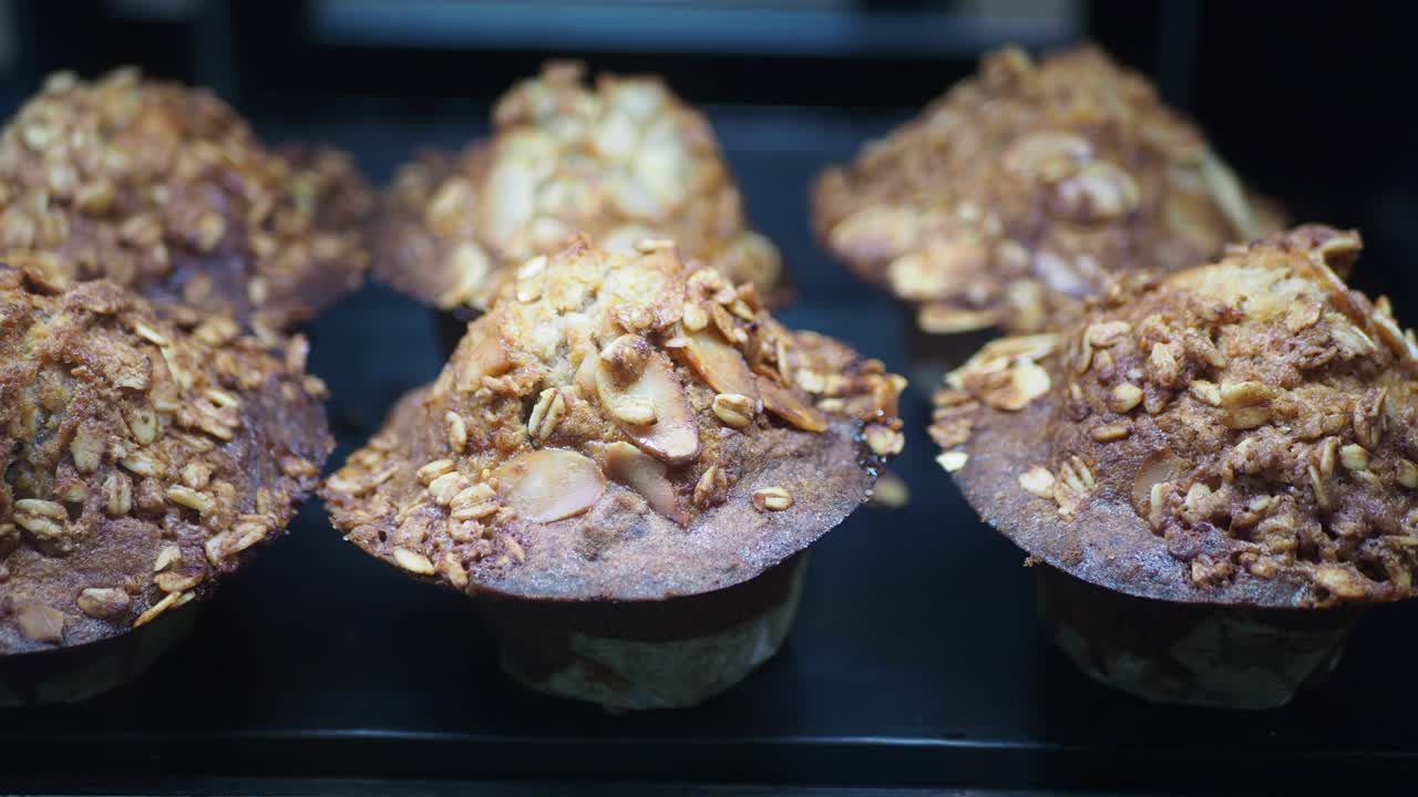 Primo piano di muffin all'avena e mandorle