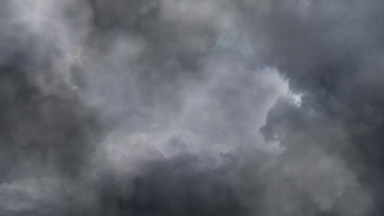 nubes, nubes oscuras en la tormenta severa 4k