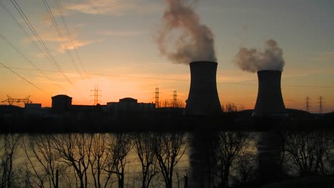 Atardecer-Detrás-De-Una-Planta-De-Energía-Nuclear