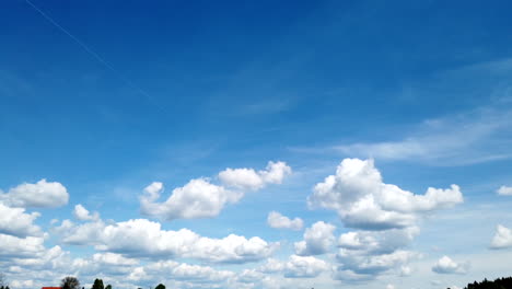 Cielo-Azul-Con-Nubes-Que-Se-Mueven-Rápidamente