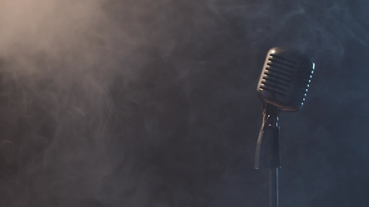 un clásico micrófono brillante