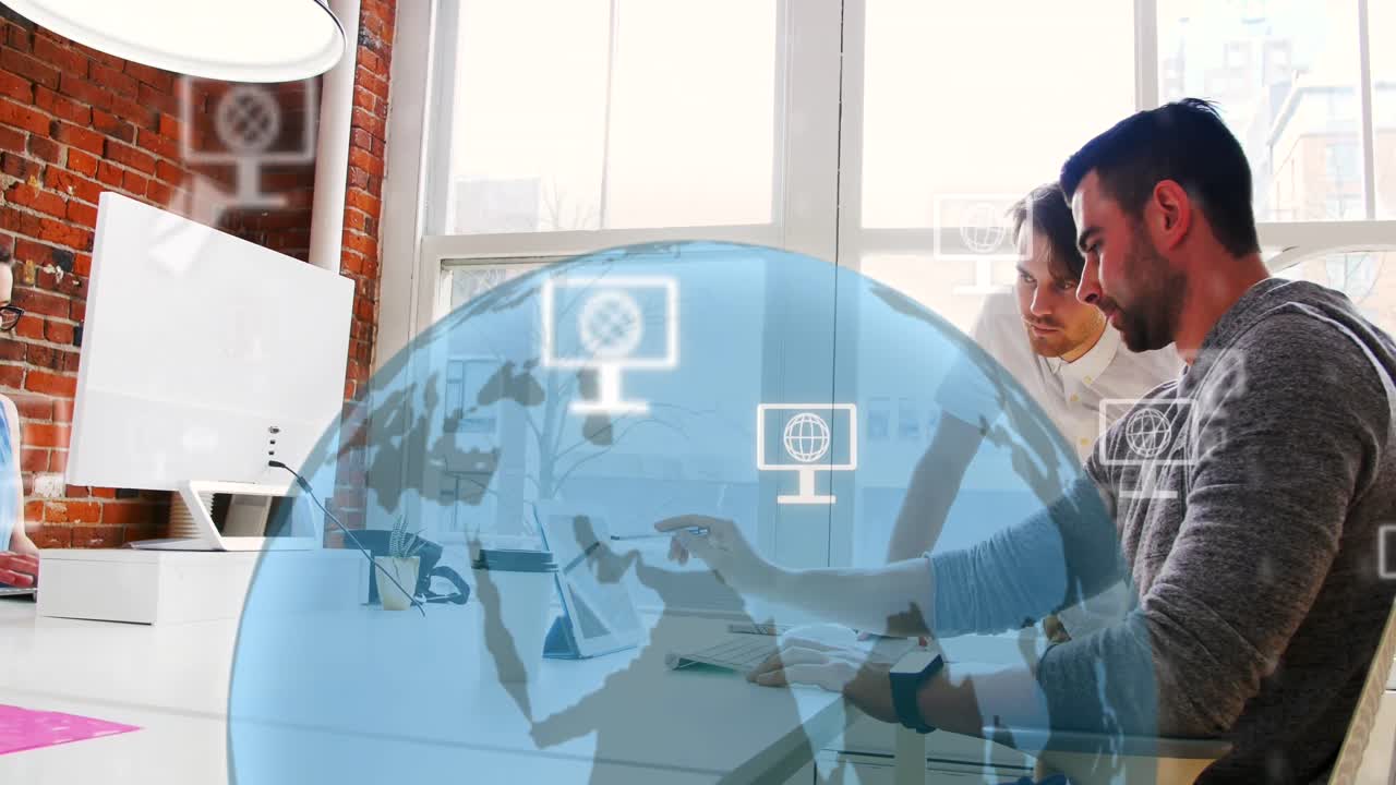 animación de iconos y procesamiento de datos en todo el mundo y hombres de negocios caucasianos en la oficina.