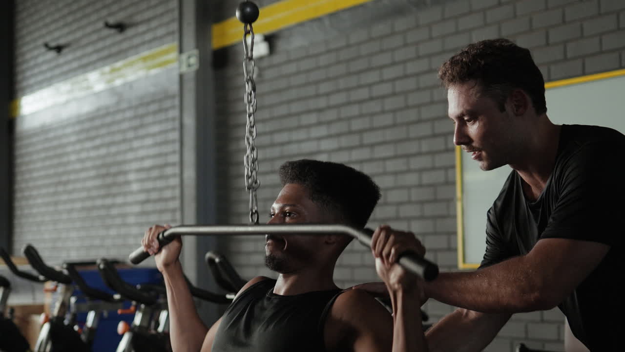 hombre trabajando con un entrenador personal en un gimnasio