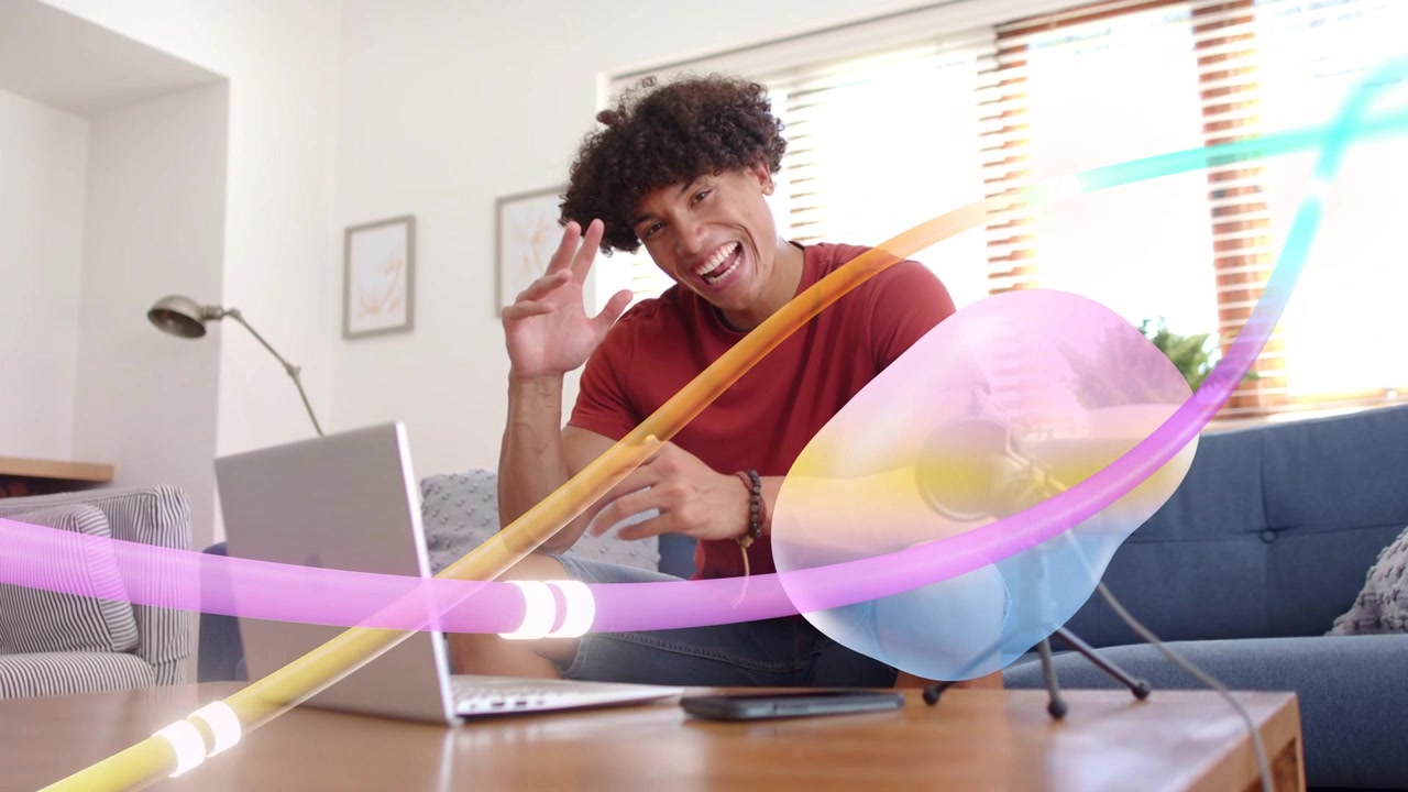 Vídeo vertical: Homem sorrindo, acenando para o laptop, laptop iniciando fitas cobrindo o homem para chamada remota