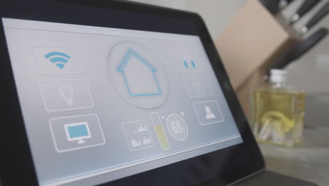 pantalla de control del hogar inteligente activada al tocar con el dedo.