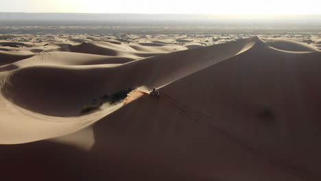 piloto de motocross en el desierto de merzouga, marruecos. vista aérea