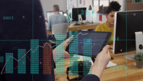 animación de procesamiento de datos estadísticos contra la sección media de mujeres que utilizan tableta digital en la oficina