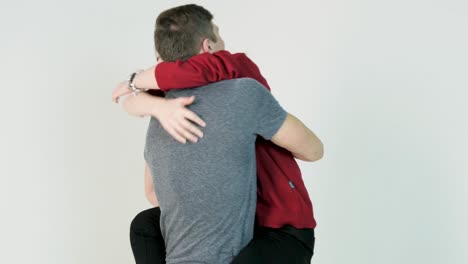 Una pareja abrazándose.