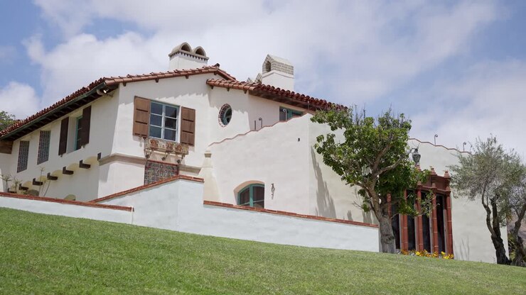 Una bellissima casa bianca in collina.