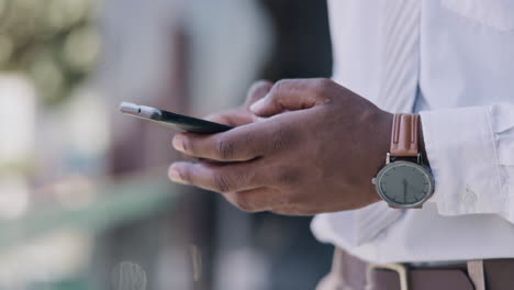 Hombre-Negro,-Manos-Y-Teléfono-Escribiendo-En-La-Ciudad