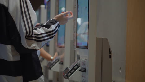 personas que utilizan quioscos de autoservicio en una tienda