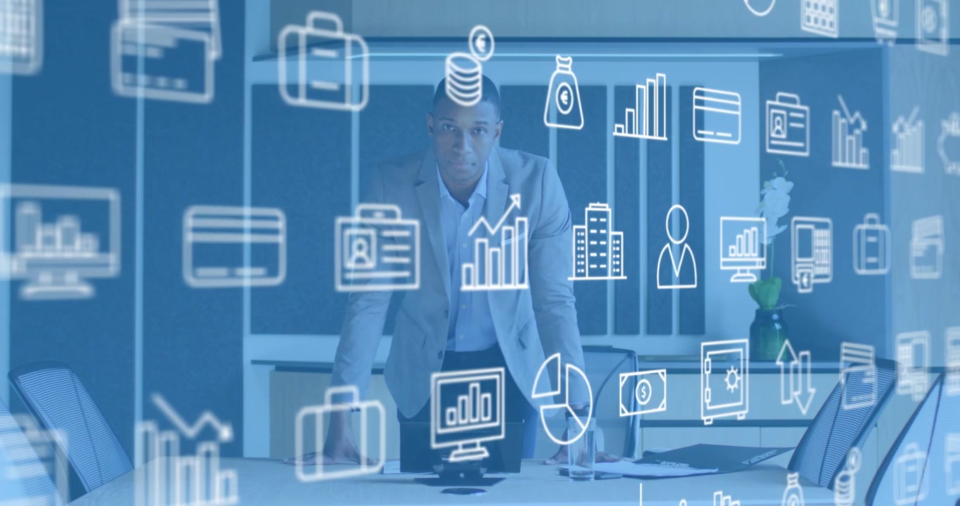 Zakenman leunt, met een data-overlay die verschijnt en verschuift over laptops voor het analyseren van belangrijke gegevens.