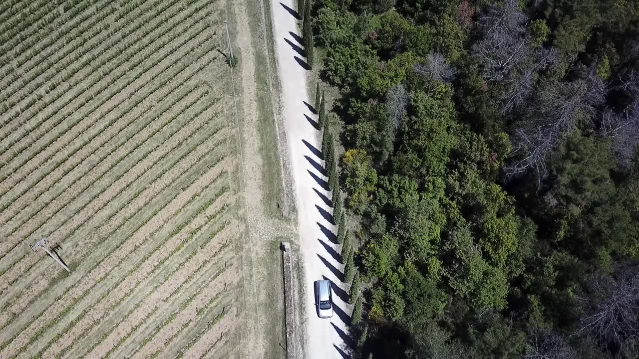 토스카니아의 하 ⁇  시골 도로. 수직 드론 뷰