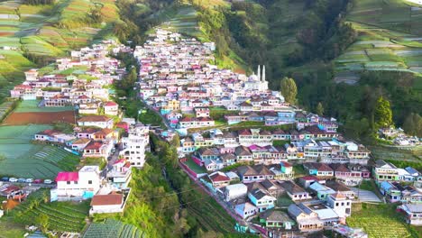 vista aérea del paisaje rural de indonesia en la ladera del monte sumbing