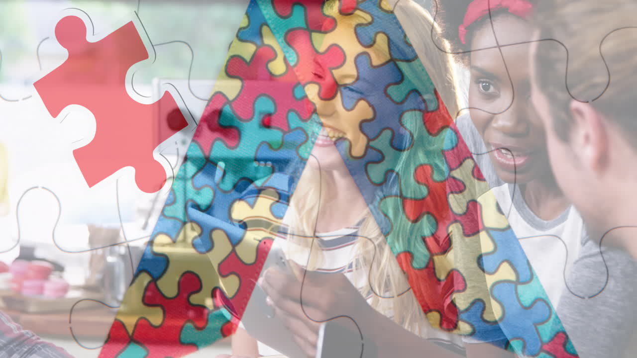 animación de coloridas piezas de rompecabezas cinta sobre personas de negocios que utilizan dispositivos digitales