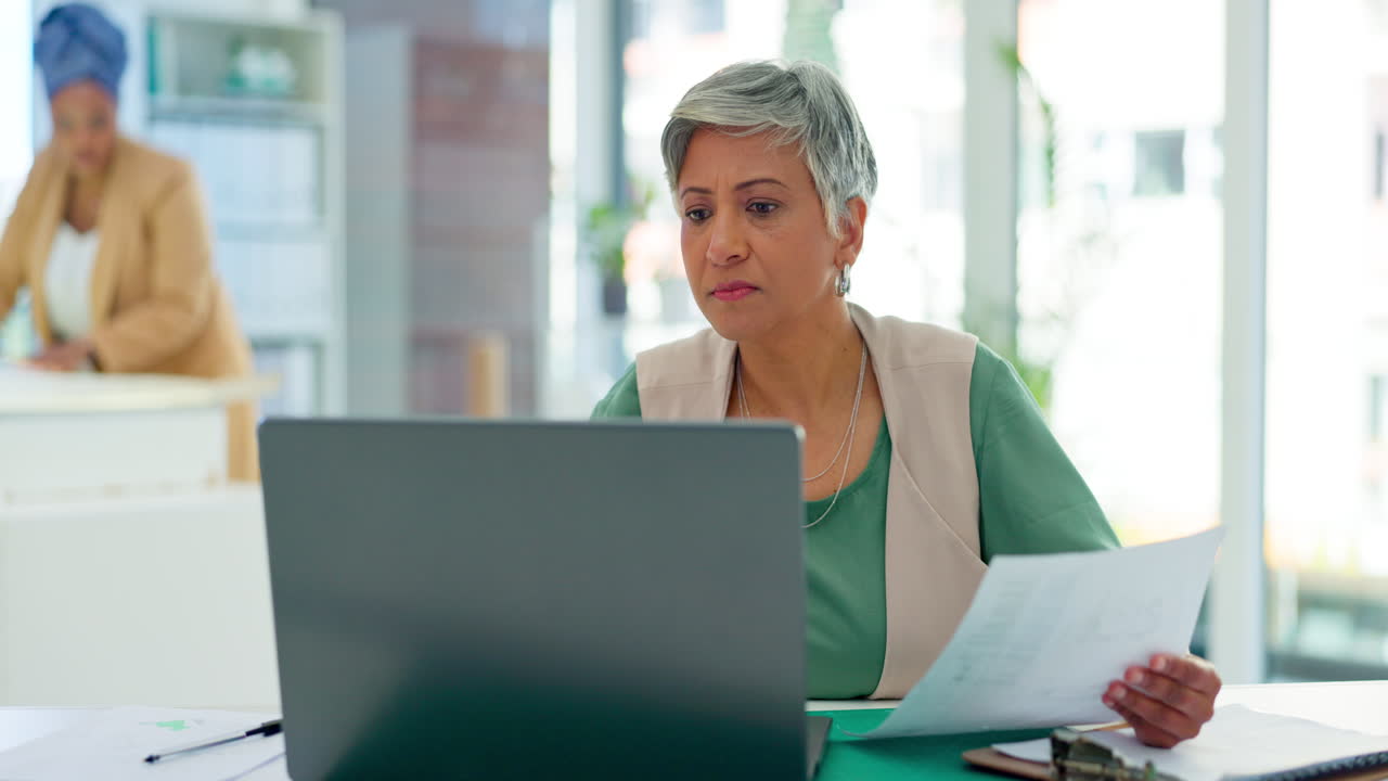 Laptop, dokumenter og rapport med en forretningskvinde
