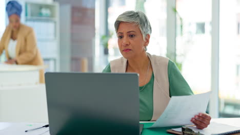 portátil, documentos e informes con una mujer de negocios
