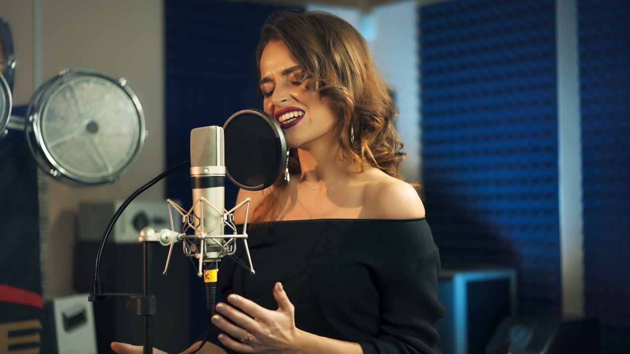 Bella giovane cantante che ha registrato una canzone in uno studio di registrazione professionale. Voce femminile