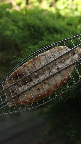 gegrillter fisch auf einem metallgrill