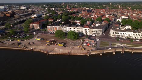 Enfoque-Aéreo-Que-Muestra-El-Muelle-En-Construcción-Visto-Desde-Arriba-Del-Río-Ijssel-Con-Trabajos-En-Progreso-En-El-Bulevar-Ijsselkade-De-La-Ciudad-De-La-Torre-Zutphen