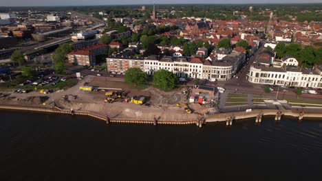 enfoque aéreo que muestra el muelle en construcción visto desde arriba del río ijssel con trabajos en progreso en el bulevar ijsselkade de la ciudad de la torre zutphen