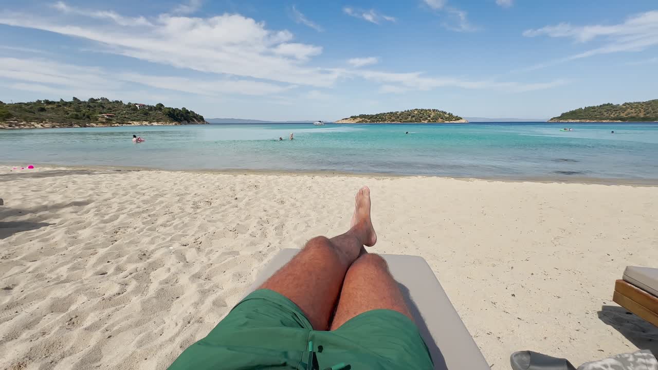 Rilassarsi su una spiaggia tropicale