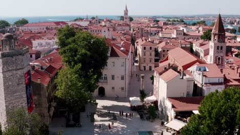 Vuelo-Bajo-De-Drones-Sobre-El-Casco-Antiguo-De-Zadar,-Croacia