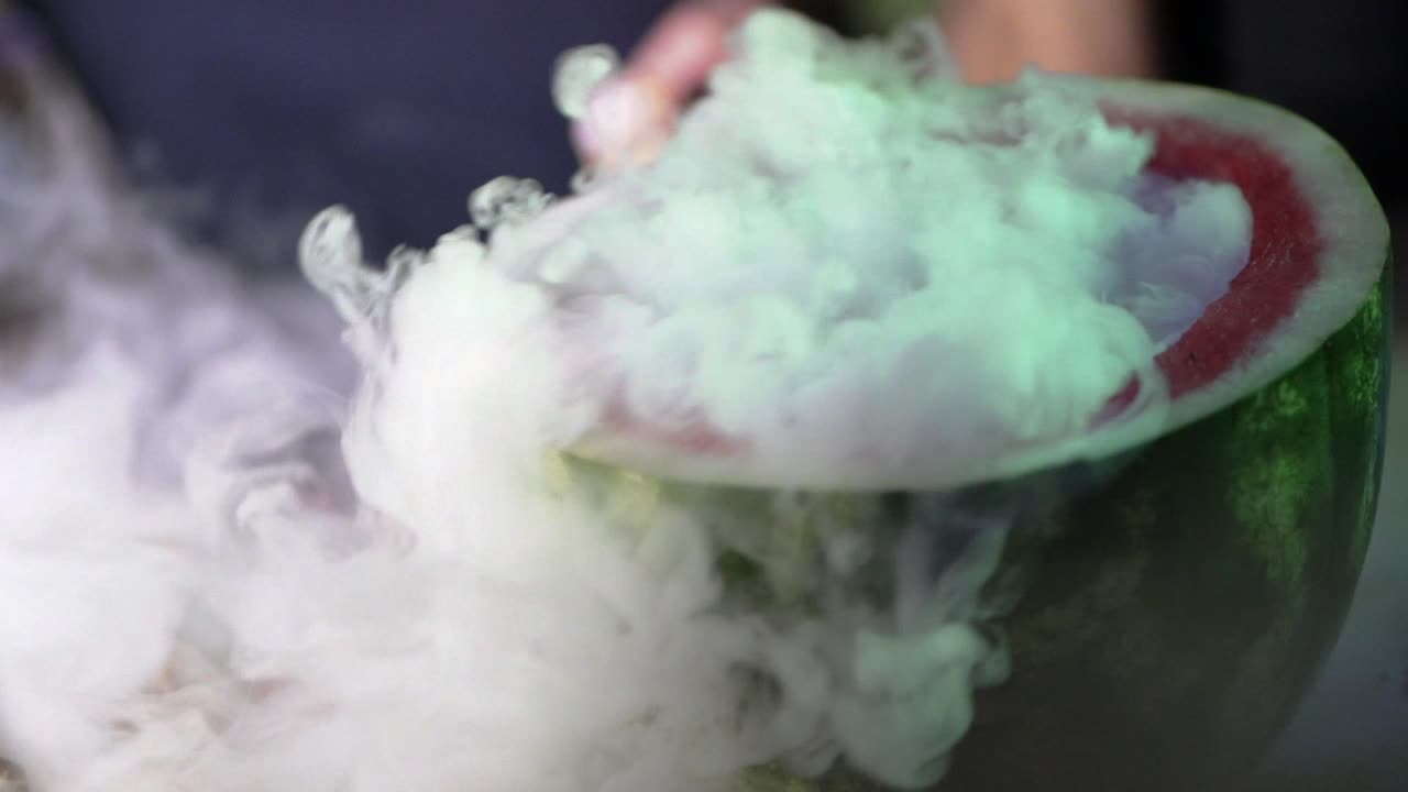 Ripresa al rallentatore di nebbia di ghiaccio secco che si sprigiona da un'anguria