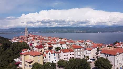 Vrbnik,-Isla-De-Krk,-Croacia---Vista-Aérea-De-Drones-De-La-Pintoresca-Ciudad-Y-El-Mar-Adriático