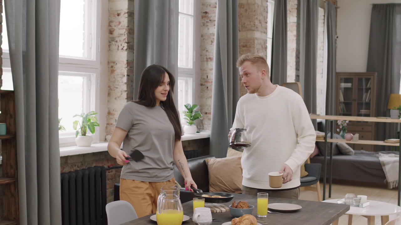 Gladt par danser og laver morgenmad