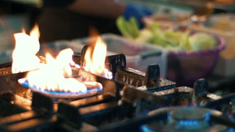 Nahaufnahme-Des-Küchenchefs,-Der-Gemüse-In-Der-Bratpfanne-Rührt.-Koch-Bereitet-Essen-Zu