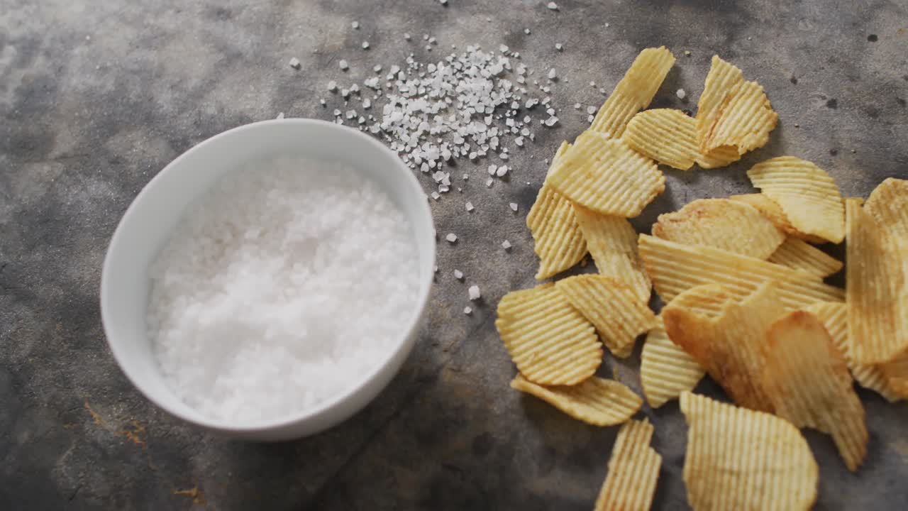 감자  ⁇ 과 검은색 표면에 소금의 그 ⁇ 을 가 ⁇ 게