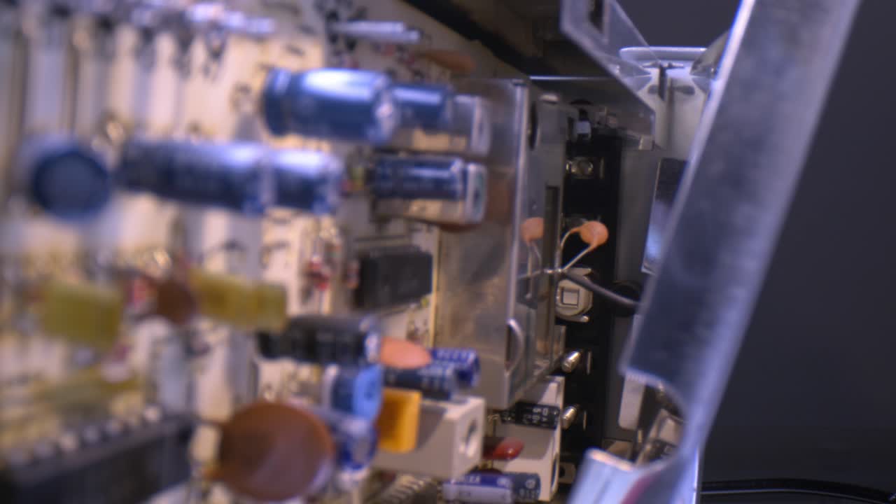 rack que enfoca una placa montada verticalmente a la izquierda que contiene una amplia gama de componentes electrónicos variados