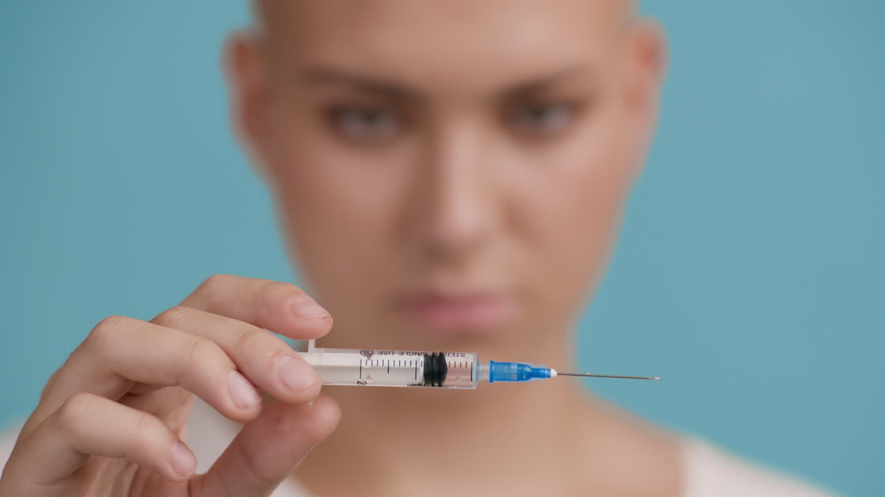 женщина с шприцом