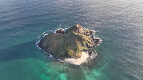 Vista-Aérea-Alta-De-Las-Islas-Mokulua-Al-Amanecer-Con-Agua-Azul-Brillante-Y-Arrecife-Al-Amanecer-Que-Rodea-La-Isla-Lanikai-Hawaii